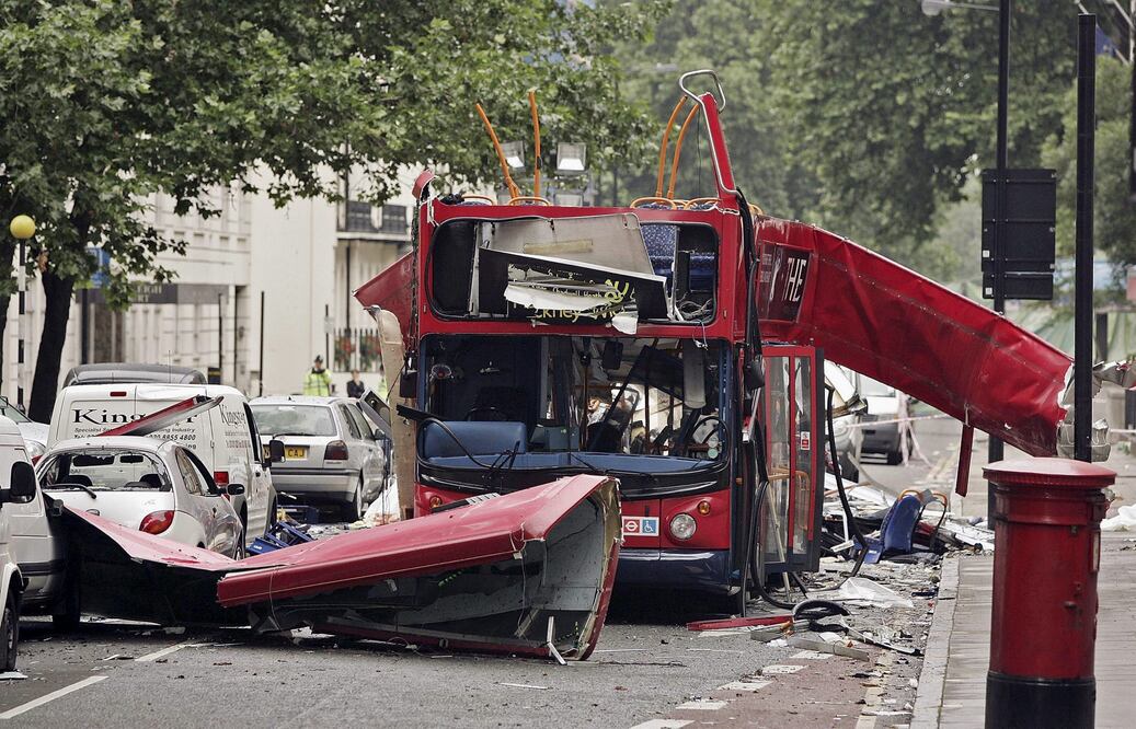 Londres, Inglaterra, vista del autobús de doble piso, figura emblemática de la ciudad londinense, en el que explotó la cuarta bomba en la plaza de Tavsitock, el 7 de julio de 2005. EFE/Peter Macdiarmid/POOL.