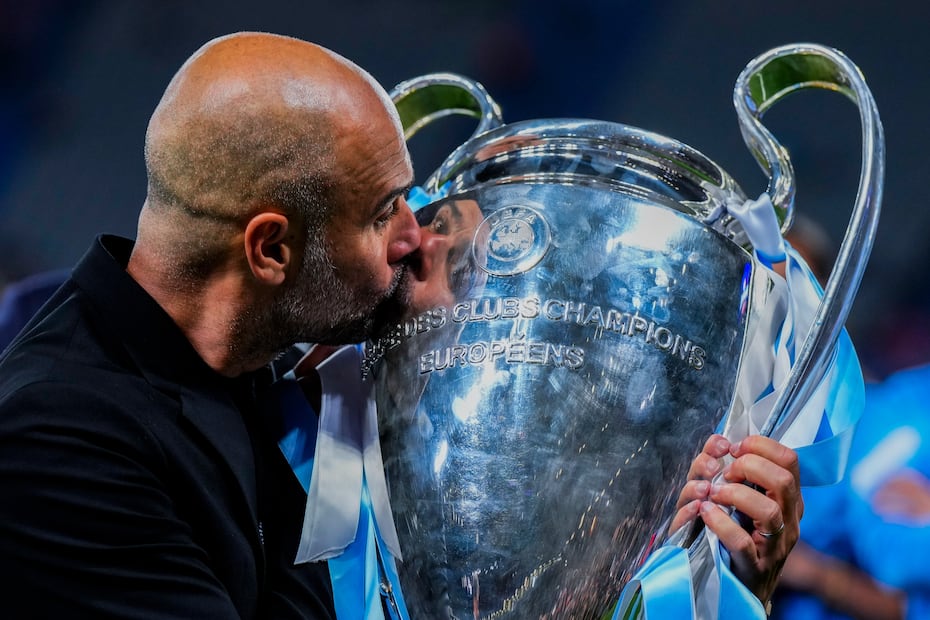 Pep Guardiola besa el trofeo de la Champions League, después de la final entre Manchester City e Inter Milan en el 2023 - Foto: AP