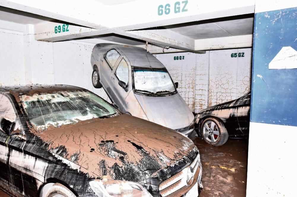 Saldo. Vehículos que siguen atrapados en el estacionamiento del edificio ubicado en Bosques de Rabiatas, en la colonia Bosques de las Lomas, tras la fuerte lluvia del lunes (ARMANDO MONROY. CUARTOSCURO)