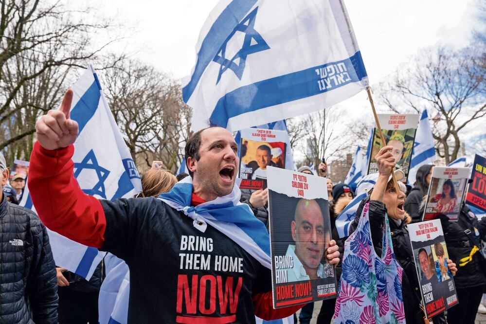 Manifestantes exigen la liberación de rehenes israelíes en poder de Hamas, durante una protesta ayer en Nueva York. Foto: AFP