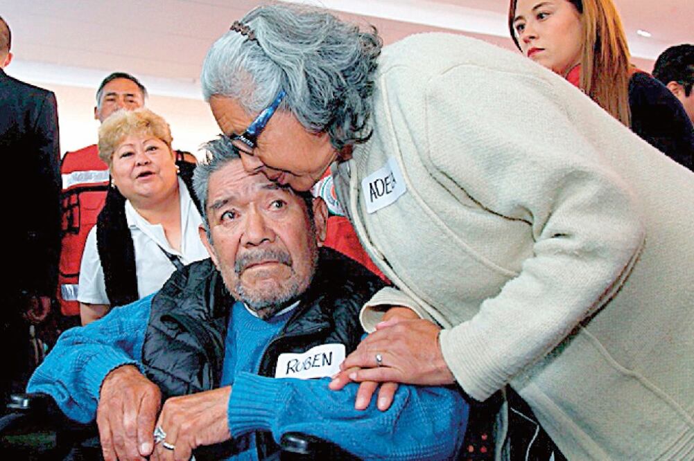 Tras esperar 46 años para casarse, Adela y Rubén por fin consiguieron su sueño el día de ayer. La pareja de la tercera edad se casó por lo civil frente a la mirada de sus hijos y nietos (EMILIO FERNÁNDEZ. EL UNIVERSAL)