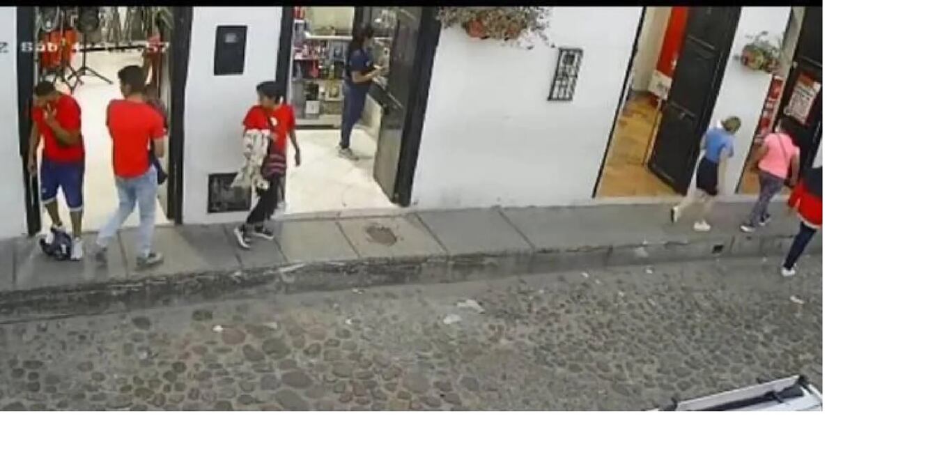 La agresión quedó capturada en un video. Foto: Captura de pantalla