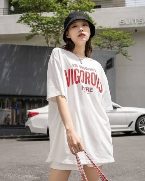 Dua Lipa modela look de cholo y nos regresa a los 90