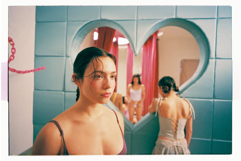 "Tease: Verla ensayar", el cortometraje que presenta la nueva colección de lencería de la marca mexicana Sabrina OL, desde la intimidad y el movimiento. Foto: Cortesía