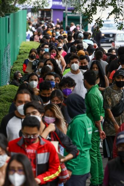 Pese a largas filas y bajo el sol, con ímpetu jóvenes esperaron vacunarse contra Covid-19 en la CDMX
