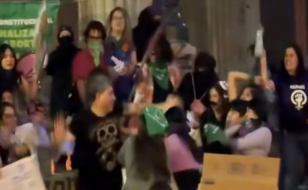 Hombre agrede a mujeres durante marcha del 8M en Guanajuato; lo detienen en escalinatas del Teatro Juárez. Foto: Especial