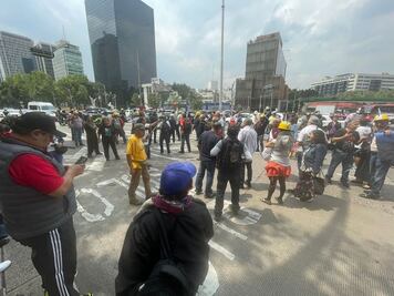 Protestan frente a edificio de la CFE para exigir soberanía energética, justicia laboral y el fin de presunta corrupción en el gremio