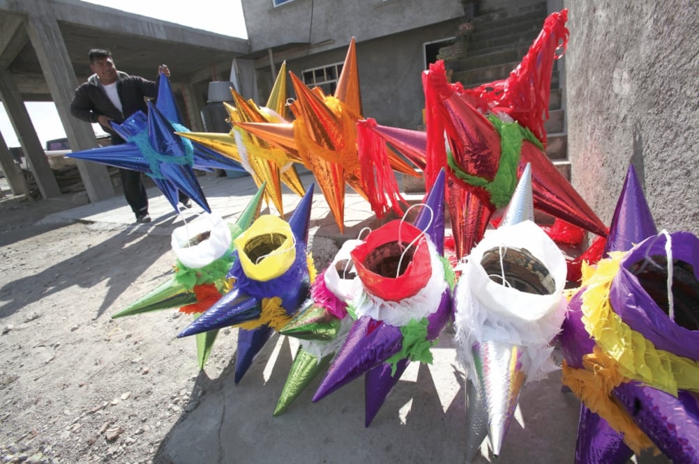 Son estrellas coloridas con base de cartón, olla de barro o pelotas, algunas son cubiertas de papel metálico, otras de papel maché y estraza, que tradicionalmente son de cinco o siete picos, pues representan los pecados capitales. (FOTOS: JORGE ALVARADO.)