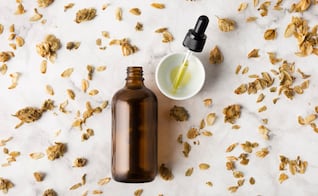 Cómo usar aceite de ricino para prevenir la caspa y caída del cabello
