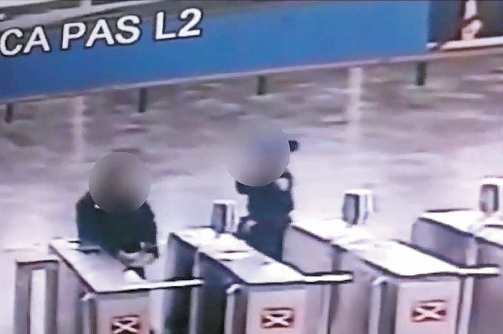 Evidencia. En un operativo los policías fueron ubicados cuando se encontraban en el paso de torniquetes, en cuclillas. Foto/TOMADA DE VIDEO