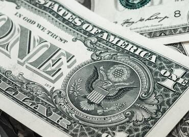 "Por favor, perdóname": Hombre roba un dólar en un banco y espera a ser arrestado por la policía