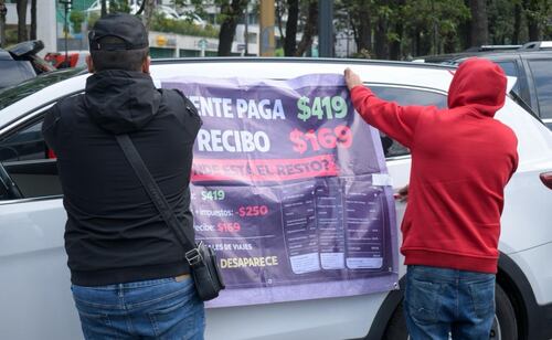 Conductores de la plataforma Uber se concentran en el Ángel de la Independencia para realizar una manifestación. Foto: Santiago Cadena / EL UNIVERSAL