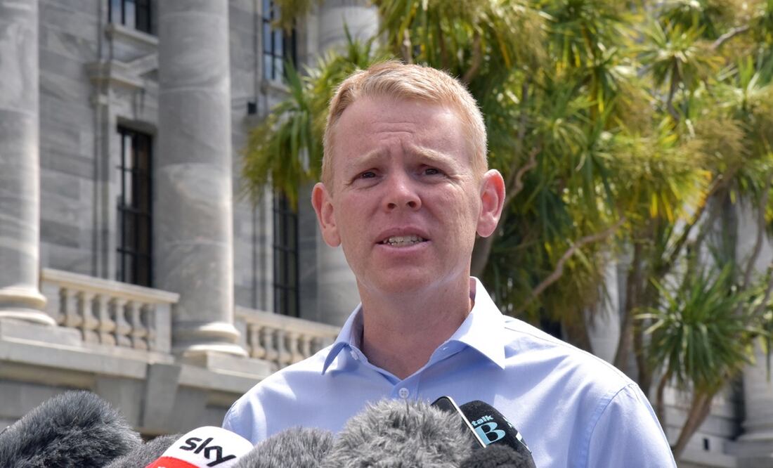 Chris Hipkins con los medios de comunicación frente a la Casa del Parlamento en Wellington, Nueva Zelanda. Foto: EFE