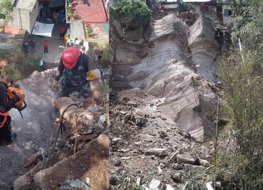 Especialistas trabajan para evitar que dos rocas gigantes caigan sobre casas en colonia de Tenayuca