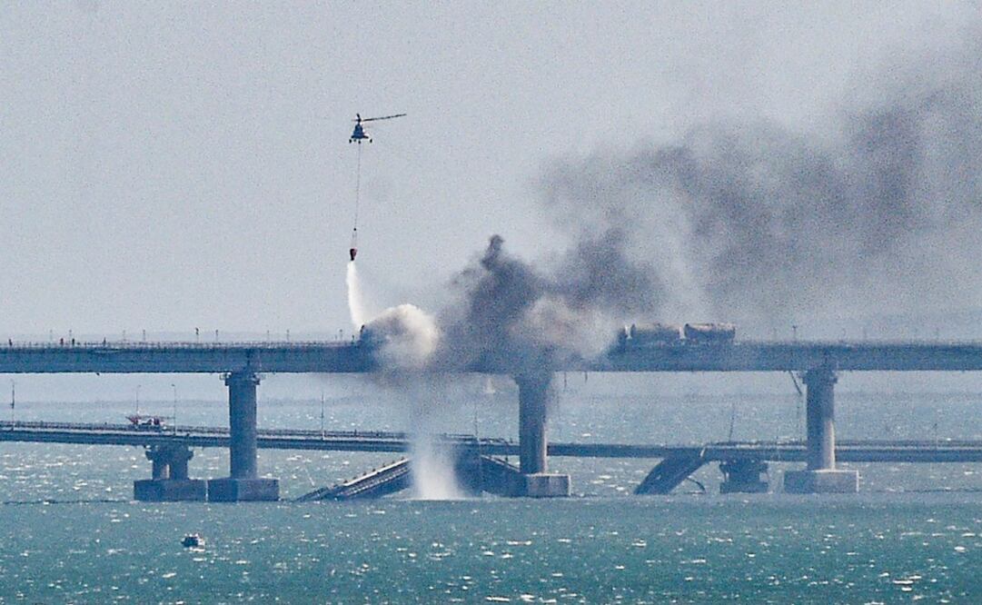 Una fuerte explosión en el puente de Crimea que une la ocupada península con Rusia y que ha quedado dañado. Foto: EFE