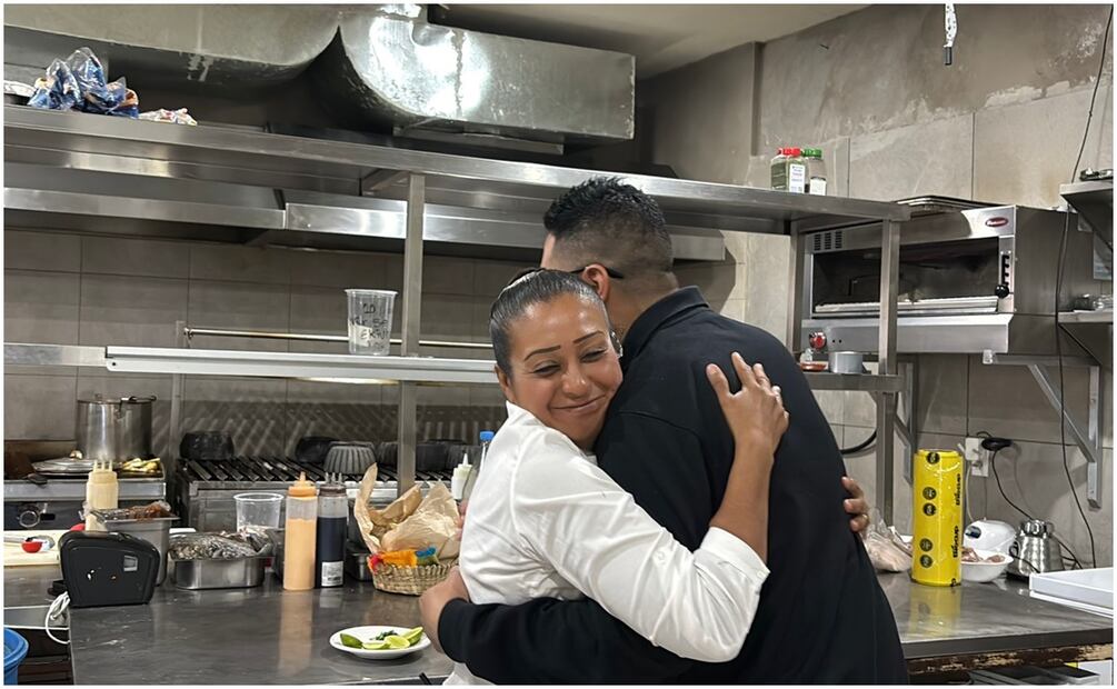 El joven empresario regresó a su restaurante entre abrazos y emoción (27/11/2024): Foto: Carlos Arrieta / EL UNIVERSAL