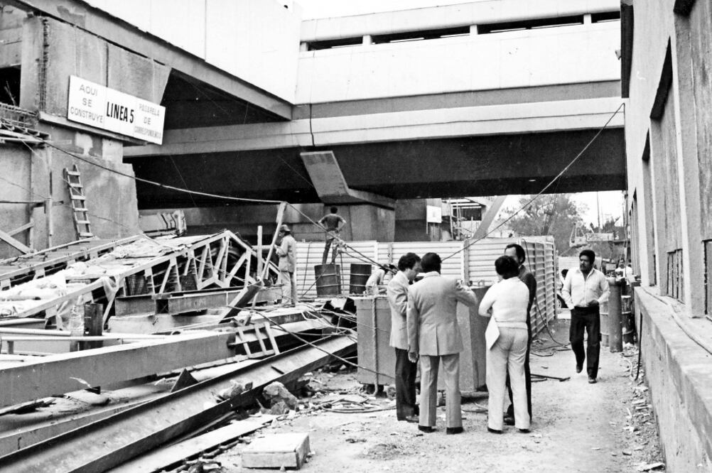 Trabajadores del Metro supervisan la construcción de la Línea 5 en esta imagen de septiembre de 1981. La línea amarilla, Pantitlán-Politécnico, fue construida en 3 tramos entre 1981 y 1982. Fotos/Archivo El Universal