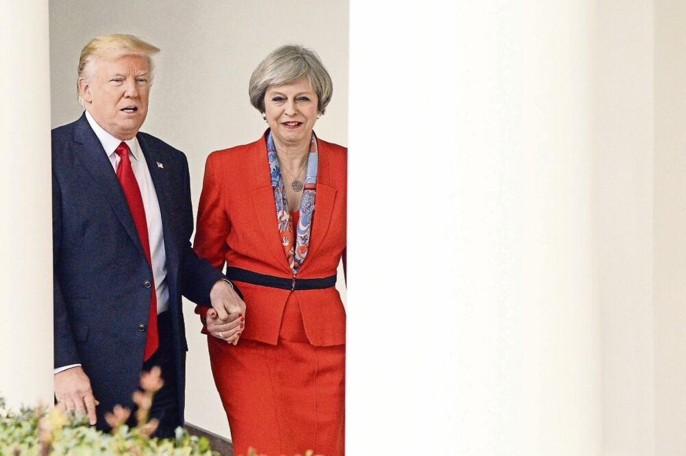 El presidente de EU, Donald Trump, con la primera ministra británica, Theresa May, durante su encuentro de ayer en la Casa Blanca, en Washington (EFE)