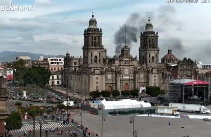 VIDEO: Bomberos controlan incendio de bodega en calles del Centro Histórico 
