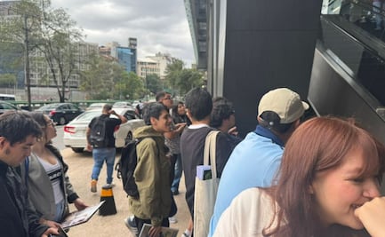 Con carteles y vinilos en mano, fans aguardan a Oasis en la Ciudad de México