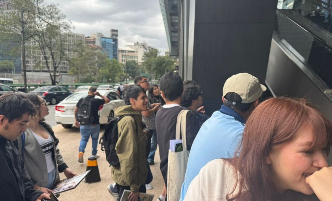 A las afueras del hotel The Ritz-Carlton seguidores esperan ver a Liam y Noel Gallagher. Foto: César González/ EL UNIVERSAL