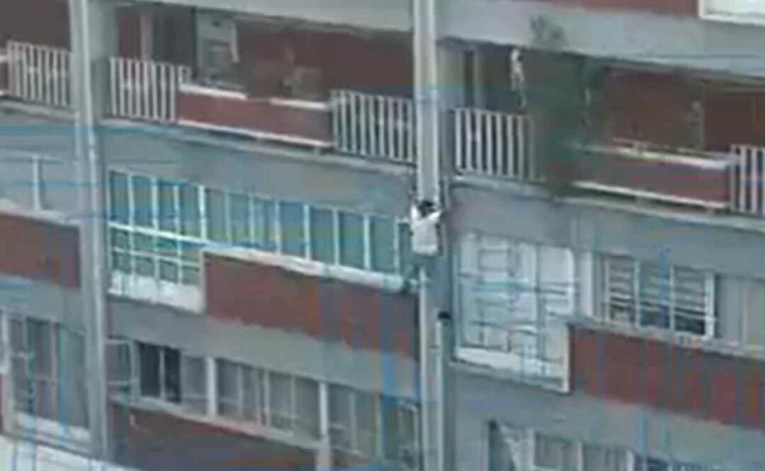 El hombre fue captado escalando un edificio en calle Adolfo Prieto y avenida Félix Cuevas. Foto: Tomada de @FNNoticiass