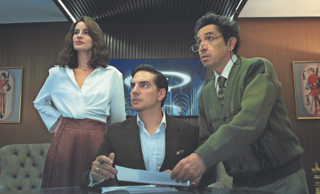 Laura Londoño, VadhirDerbez y Lucho Velasco en una escena de la serie que apuesta por la larga duración en este formato. Foto: de Netflix