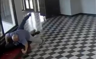 Director de escuela frustra tiroteo en secundaria de Oklahoma; derriba y somete a joven armado