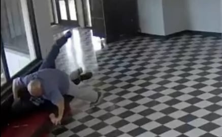 Director de escuela frustra tiroteo en secundaria de Oklahoma; derriba y somete a joven armado