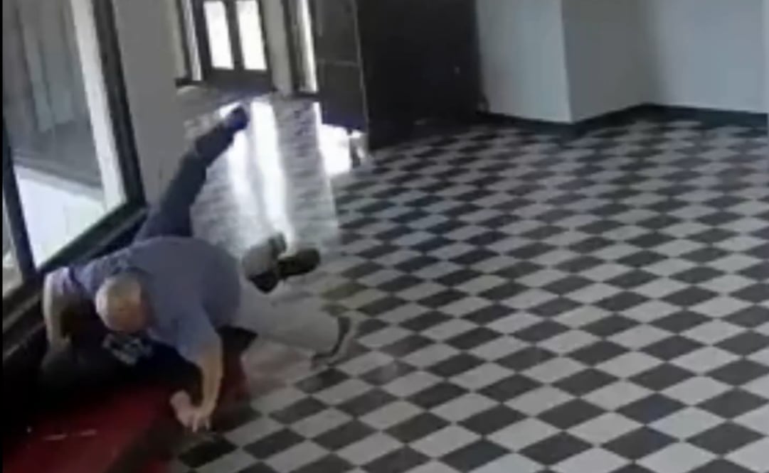 Director de escuela derriba a tirador en Oklahoma y evita una tragedia; heroico acto queda captado en video. Foto: Captura