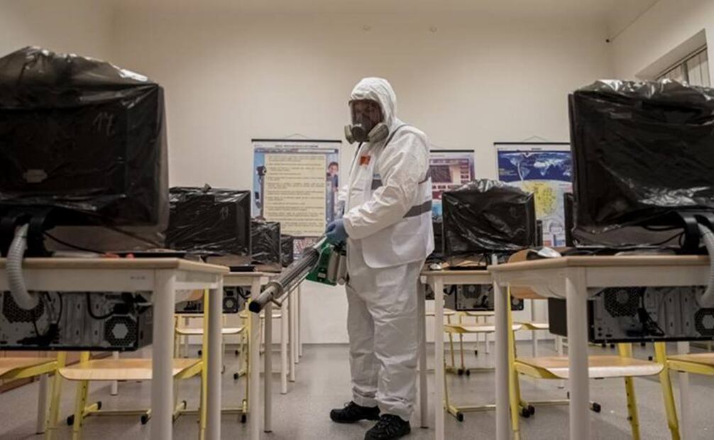 Personal de salud desinfectando áreas contagiadas por coronavirus. Foto: EFE 