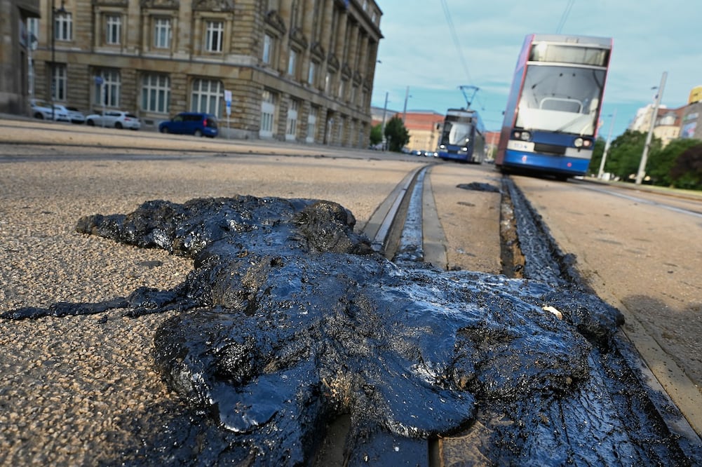 La ola de calor causó daños significativos en los rieles de tren en Leipzig, en Alemania. FOTO: AP