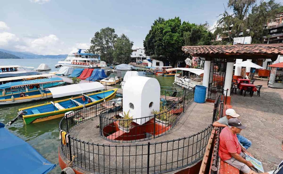 El agua de la presa ya alcanzó algunas zonas donde había estacionamientos improvisados. Foto: Alejandro Vargas / EL UNIVERSAL