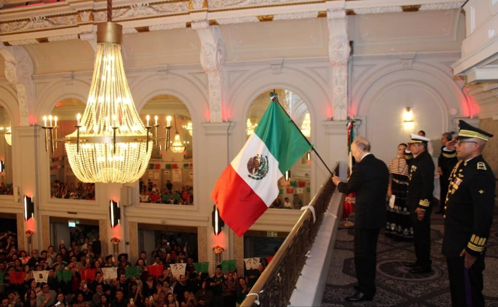 El embajador Alejandro Gertz Manero encabeza el Grito de Independencia en Londres, Inglaterra, como parte del 216 aniversario de la Independencia de México el 12 de septiembre de 2026. Foto: X @Embamexru