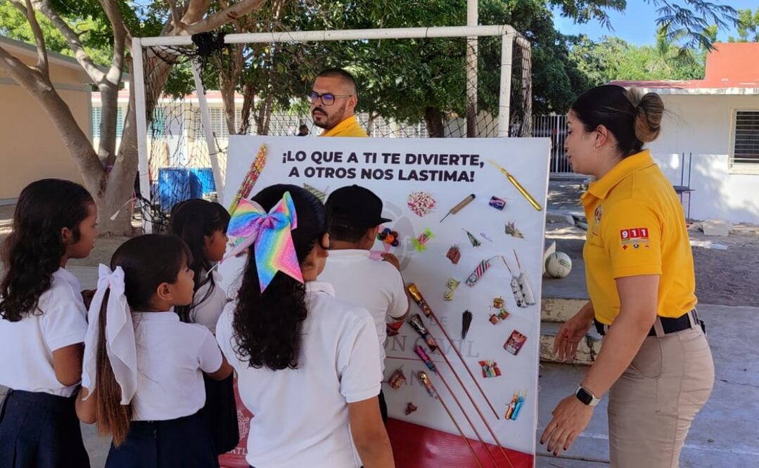 Autoridades de Protección Civil de Mazatlán iniciaron un programa de orientación entre los alumnos de primaria y secundaria sobre los riesgos de la pirotecnia. Foto: Especial