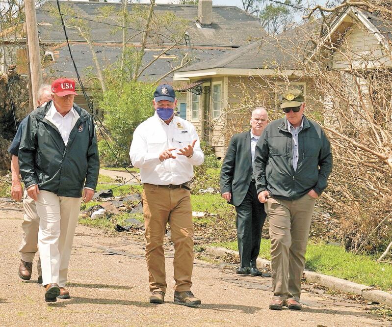 El presidente Donald Trump, ayer al recorrer zonas afectadas por Laura, en Lake Charles, Louisiana. Foto: ALEX BRANDON. AP