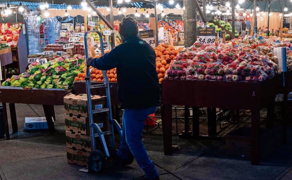 Un empleado en Brooklyn. El Departamento de Comercio indicó que el déficit comercial de EU disminuyó casi 24% en agosto por los aranceles globales. Foto: Spencer Platt / AFP