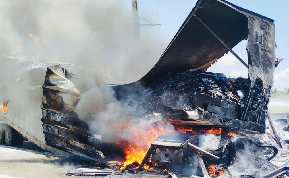 Tráiler impacta dos vehículos y provoca incendio en Atitalaquia, Hidalgo; cinco personas resultaron heridas.
Foto: Especial.