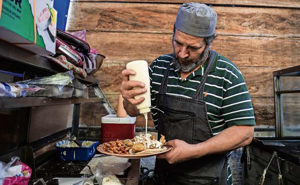 Durante el mes de ayuno musulmán, este año del 17 de febrero al 19 de marzo, Alberto preparó los alimentos sin poder probarlos. Foto: Gabriel Pano / EL UNIVERSAL