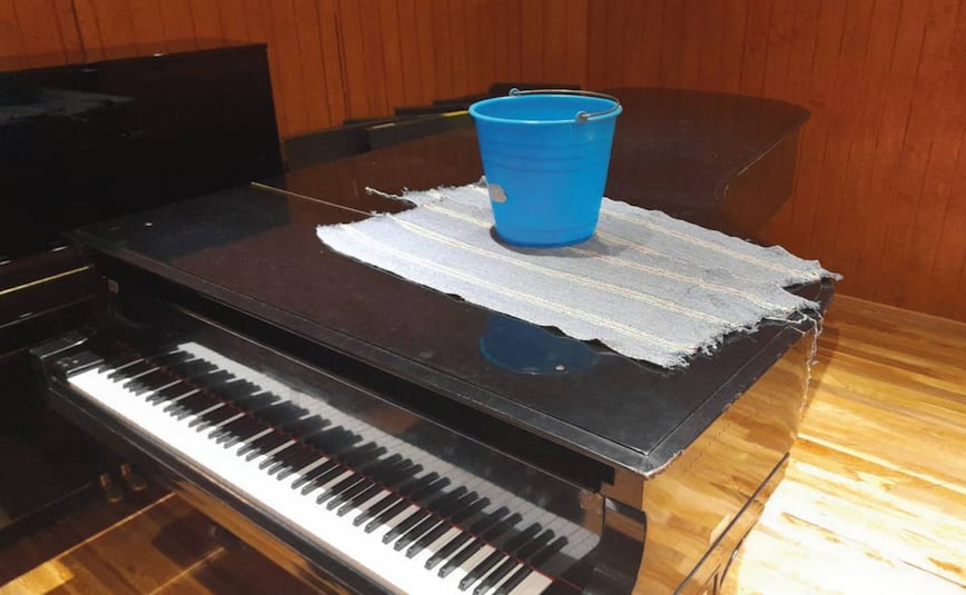Un piano del Conservatorio Nacional de Música protegido de las goteras. Foto: Especial