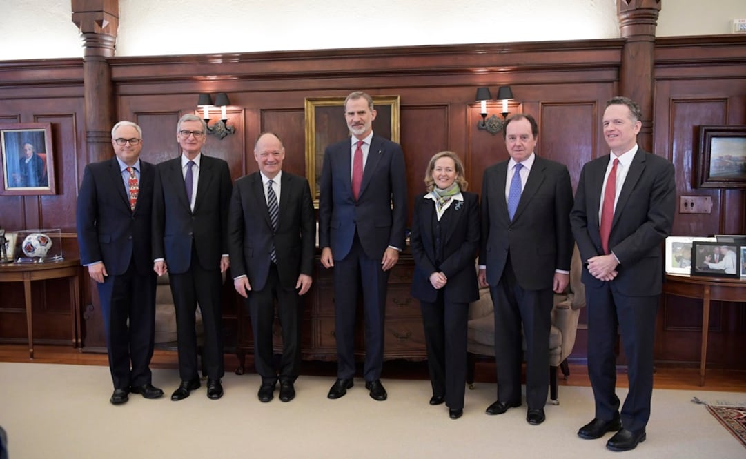 Felipe VI, John J. DeGioia, presidente de la Universidad de Georgetown, y la vicepresidenta primera del gobierno, Nadia Calviño. Foto: EFE