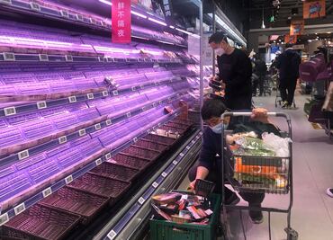 Escasea comida en Shanghái y crece desesperación por restricciones ligadas al Covid-19