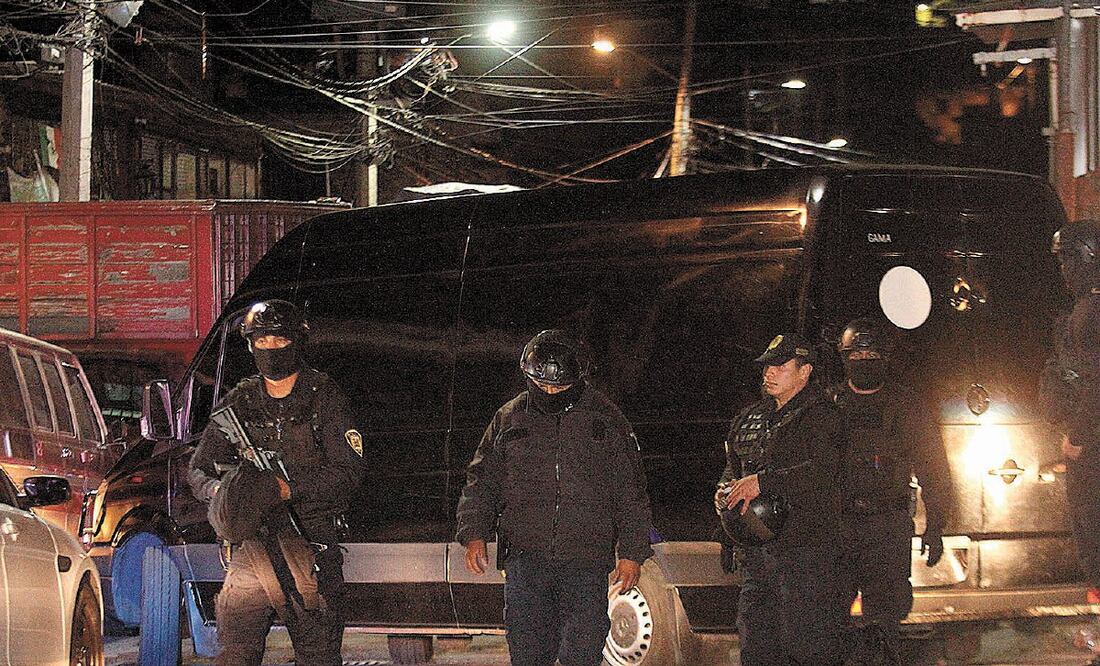 La Policía de Investigación, de la FGJ, ejecutó una orden de cateo en Xochitepec, en la alcaldía Xochimilco, donde arrestaron a 14 personas. Foto: ARCHIVO EL UNIVERSAL