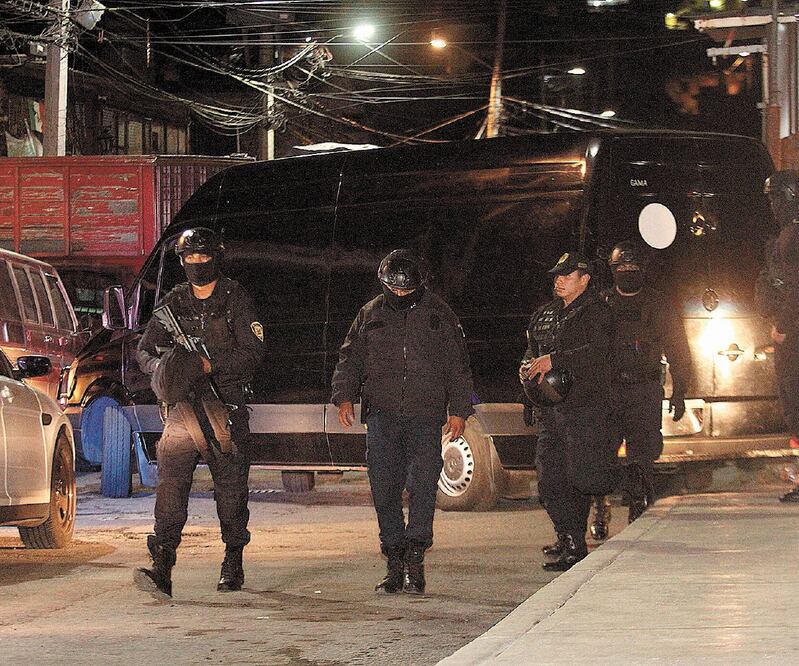 La Policía de Investigación, de la FGJ, ejecutó una orden de cateo en Xochitepec, en la alcaldía Xochimilco, donde arrestaron a 14 personas. Foto: ARCHIVO EL UNIVERSAL