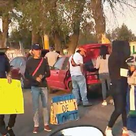 Utilizan autos para vender pirotecnia en Tultepec