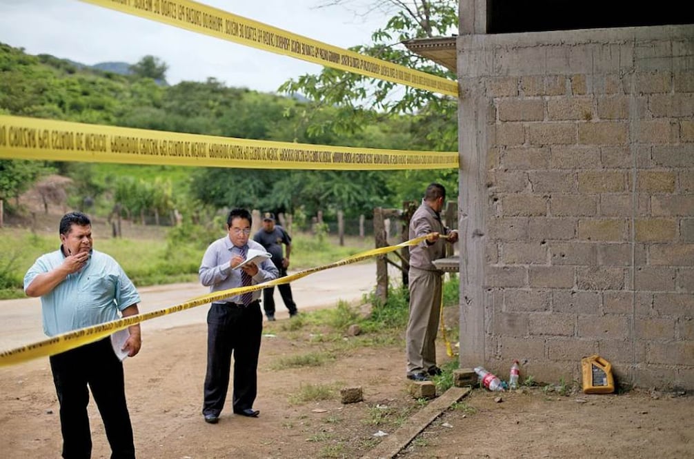 Autoridades en la escena del crimen donde murieron 22 personas en Tlatlaya, Estado de México, en junio de 2014. La CNDH pidió a la Sedena explicar las órdenes que se dieron a los soldados en ese caso. AP