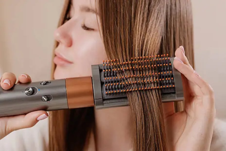 El cepillo alisador es más amable con el cabello y lo maltara menos. Foro: Unsplash