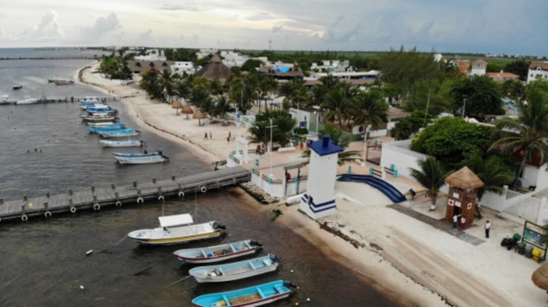 Retiran de Puerto Morelos hasta 95 mil metros cúbicos de sargazo