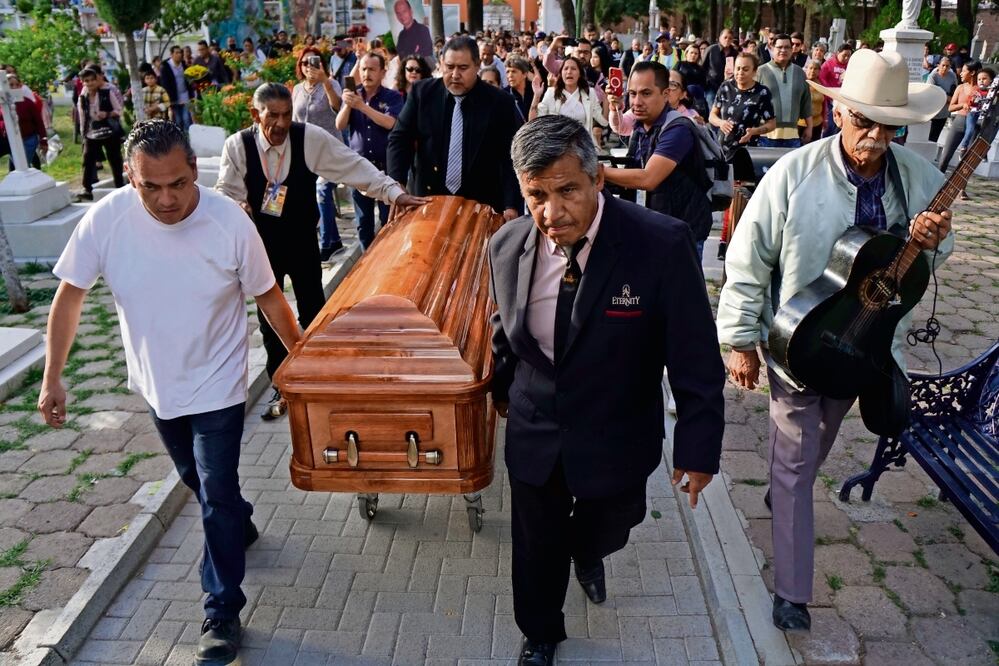 Amigos y familiares del activista asesinado Adolfo Enríquez Vanderkam, en su funeral en León, Guanajuato, el 23 de noviembre pasado. Foto: Mario Armas | AP