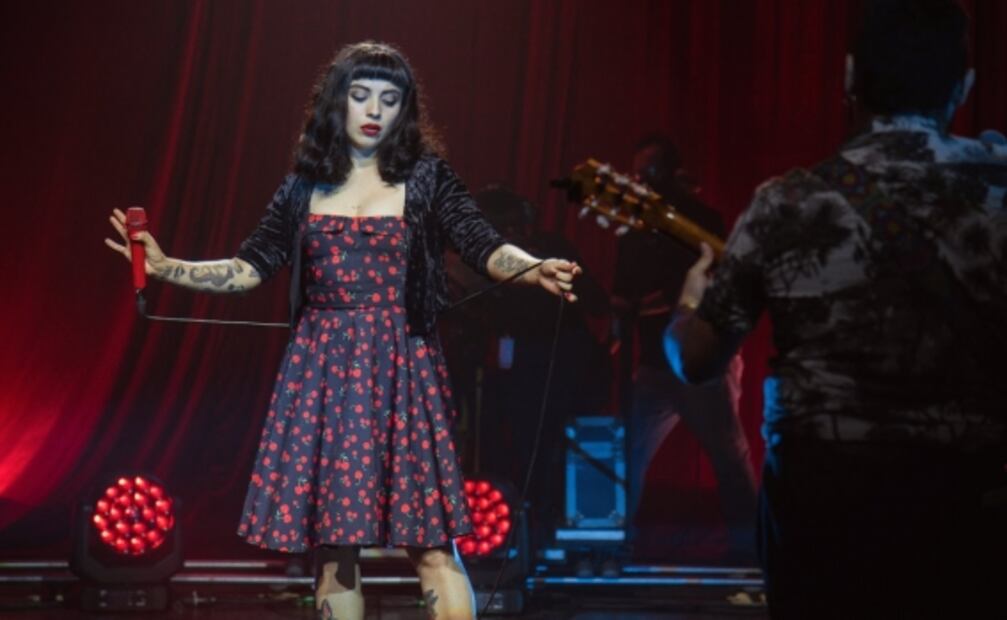Mon Laferte transmite romántico y extraño concierto desde el Teatro Fru Fru